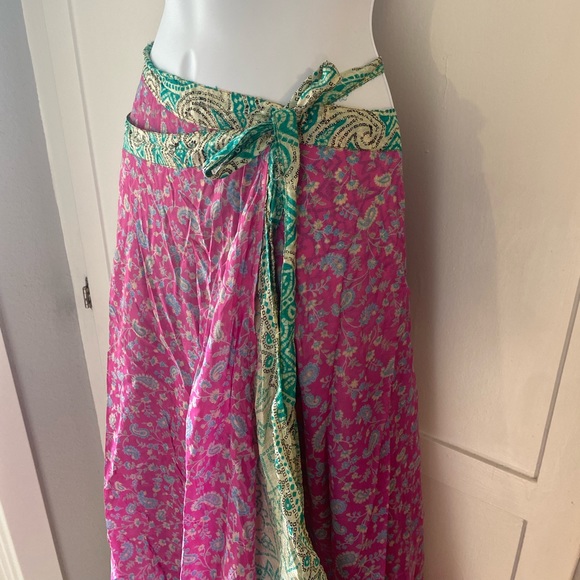 One skirt over 100 ways to wear!  So versatile this skirt/dress/top is fabulous! - Picture 5 of 16